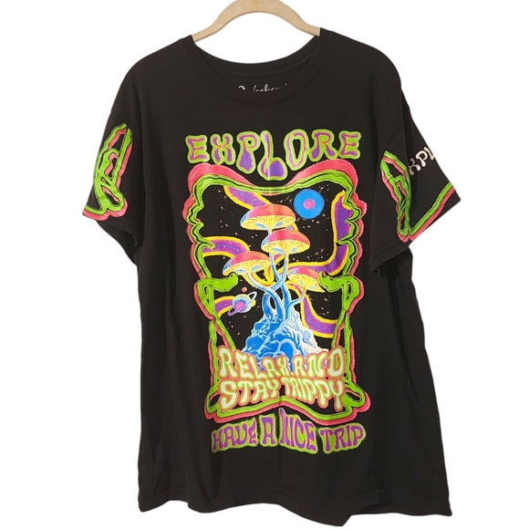 Weekend Warrior Black Graphic T-Shirt Explore, Relax & Stay Trippy Mushrooms - Picture 2 of 8